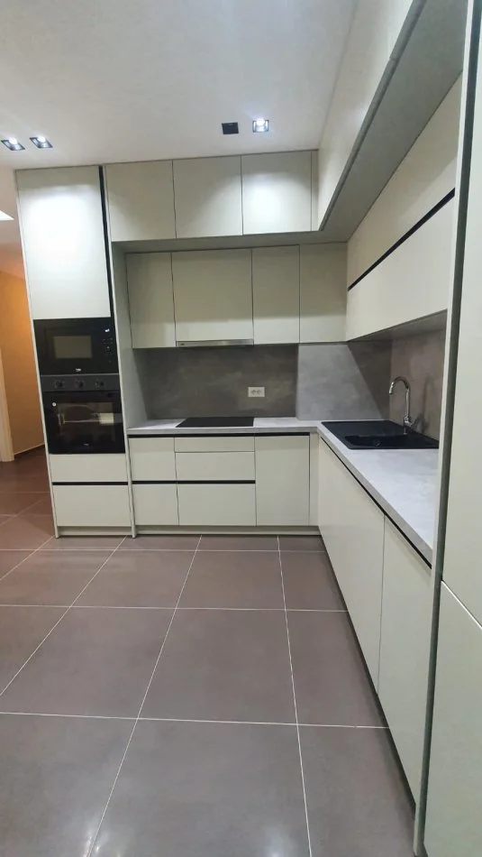 Tirane, jepet me qera 2+1 Kati 4, 102 m² 550 € (Rruga 3 Deshmoret,Yzberisht)