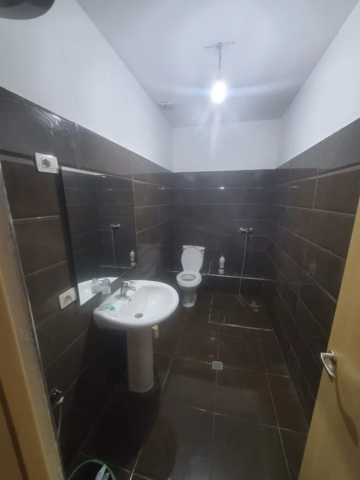 Tirane, jepet me qera apartament 2+1 Kati 1, 110 m² 420 € (rruga bill klinton)