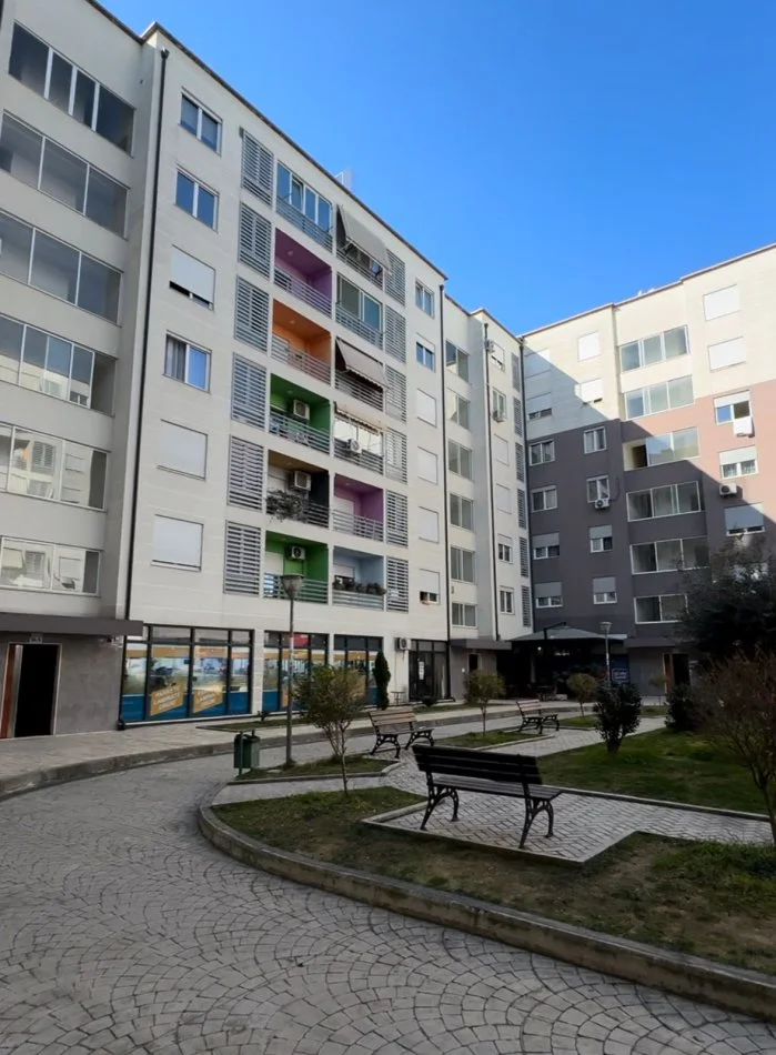 Tirane, shitet apartament 3+1+Ballkon Kati 7, 195 m² 300.000 € (Kinostudio)