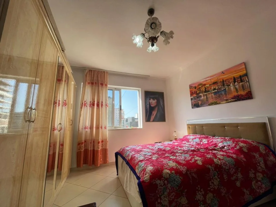 Tirane, jepet me qera apartament 1+1 Kati 4, 40 m² 400 € (rr Kavajes)