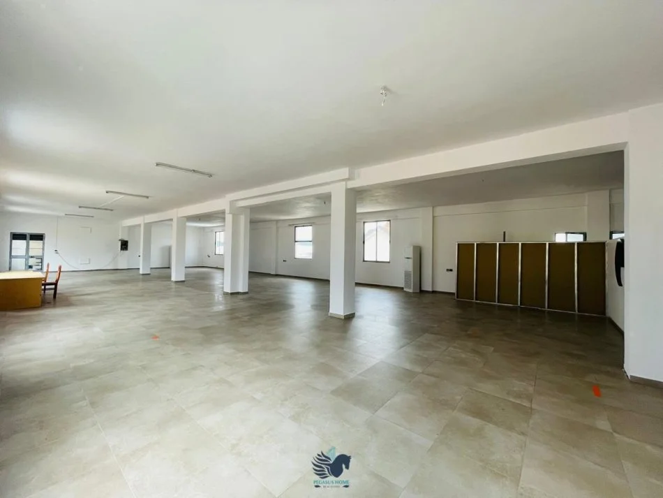 Tirane, jepet me qera magazine Kati 2, 430 m² 1.200 € (Jepet Me Qera Magazine Ne Sauk Te Ri [ID PM015])