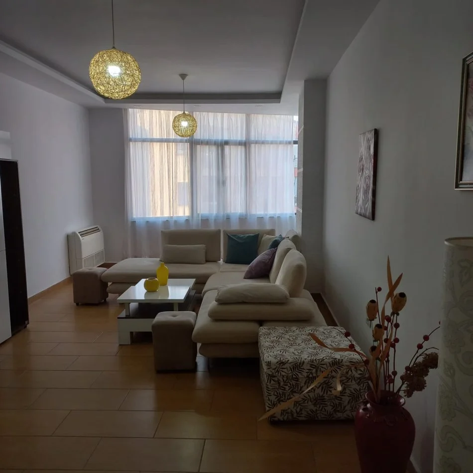 Tirane, jepet me qera apartament 2+1 Kati 10, 120 m² 500 € (astir)