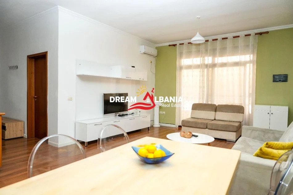 Tirane, jepet me qera apartament 1+1 Kati 4, 70 m² 650 € (ne Bulevardin Zogu i I te Ministria e Drejtesise)