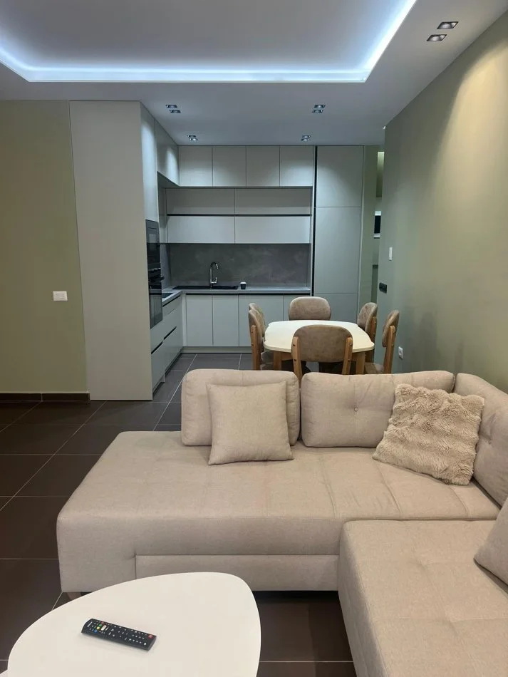 Tirane, jepet me qera apartament 2+1+Ballkon Kati 4, 88 m² 550 € (Rruga 3 Deshmoret)