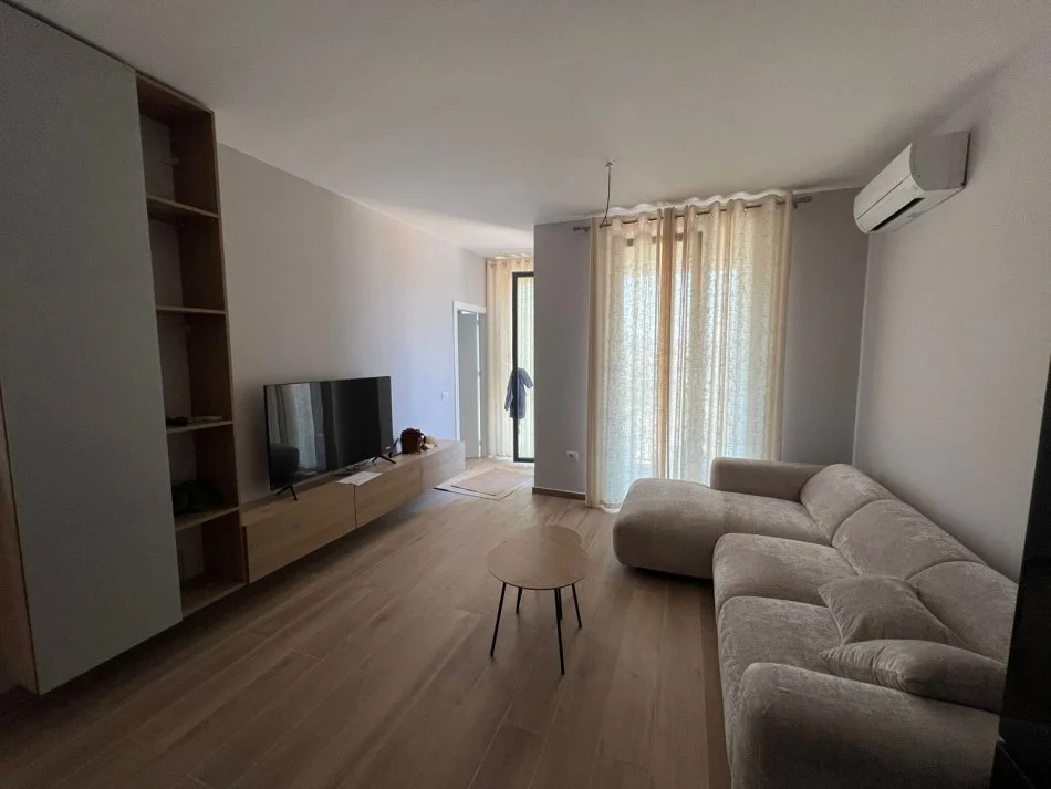 Tirane, jepet me qera apartament 2+1+Ballkon Kati 8, 70 m² 540 € (fusha aviacionit)