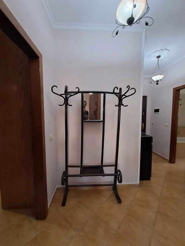 Tirane, jepet me qera 2+1+Ballkon Kati 5, 79 m² 600 € (Pranë 9-Katësheve, afër Prokurorisë)