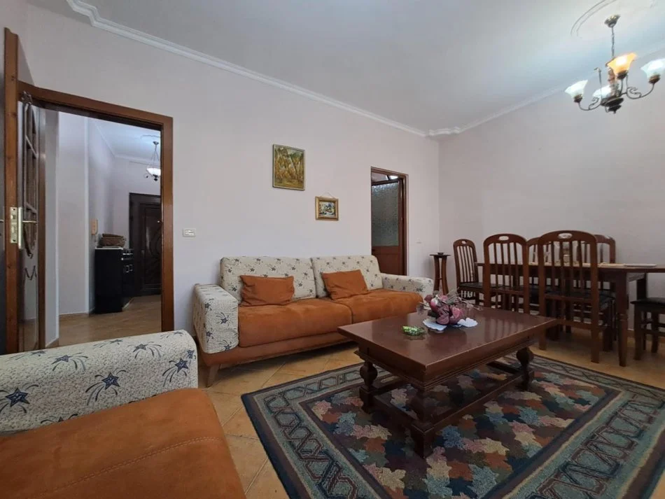 Tirane, jepet me qera 2+1+Ballkon Kati 5, 79 m² 600 € (Pranë 9-Katësheve, afër Prokurorisë)