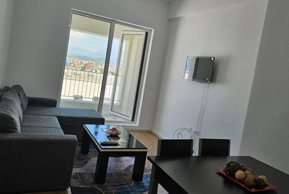 Tirane, jepet me qera apartament 1+1+Ballkon Kati 7, 400 m² 400 € (Ali Demi)