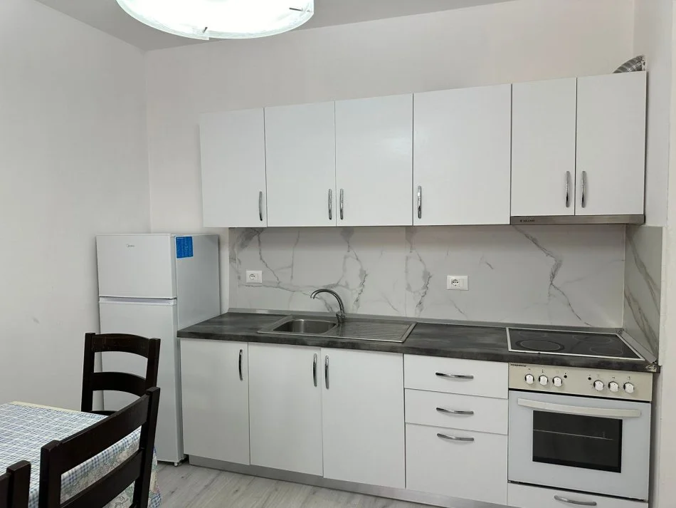 Tirane, jepet me qera apartament 1+1+Ballkon Kati 3, 75 m² 380 € (rruga sokrat miho)