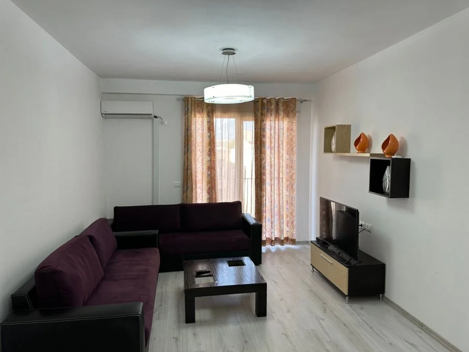 Tirane, jepet me qera apartament 1+1+Ballkon Kati 3, 75 m² 380 € (rruga sokrat miho)