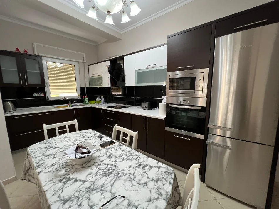 Tirane, jepet me qera apartament 2+1+Ballkon Kati 3, 115 m² 600 € (Kopshti Zoologjik)