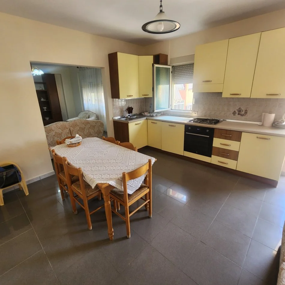 Durres, jepet me qera apartament 3+2+Ballkon Kati 4, 165 m² 600 € (Vollga, Durres)