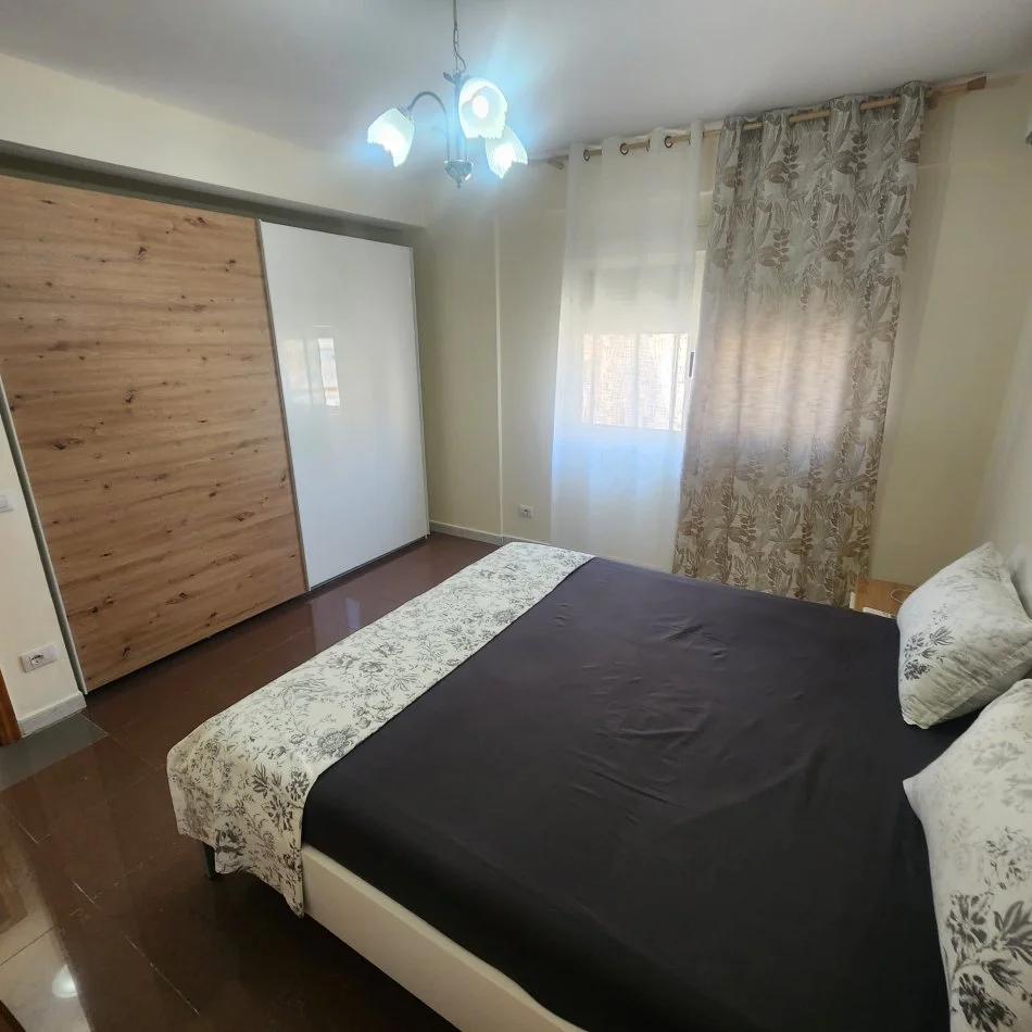 Durres, jepet me qera apartament 3+2+Ballkon Kati 4, 165 m² 600 € (Vollga, Durres)