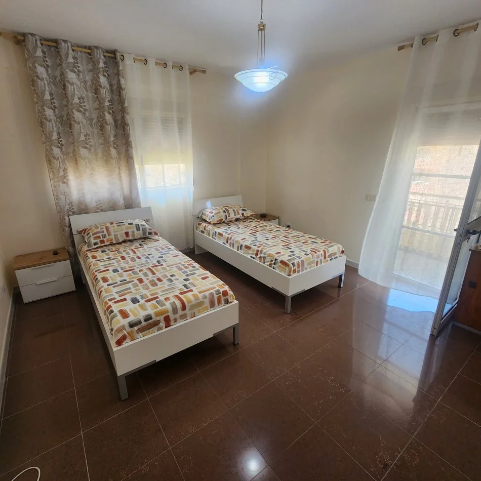 Durres, jepet me qera apartament 3+2+Ballkon Kati 4, 165 m² 600 € (Vollga, Durres)