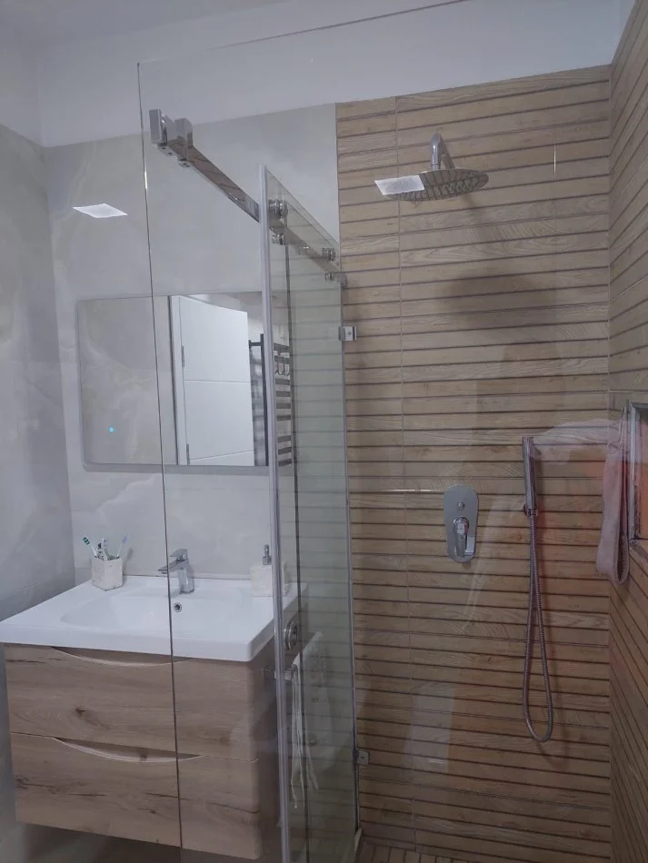 Tirane, jepet me qera apartament 3+1+Ballkon Kati 1, 120 m² 1.000 € (selvia)