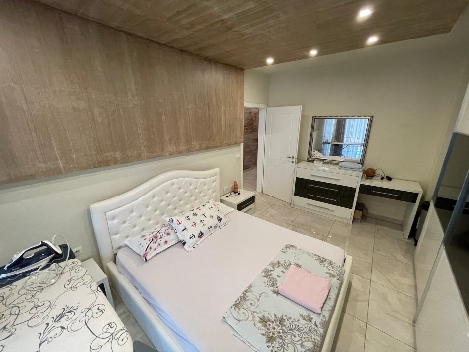 Tirane, shes apartament 2+1+Ballkon Kati 3, 115 m² 220.000 € (Liqeni i Thate)