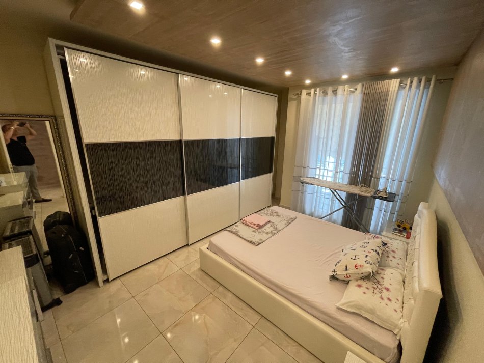 Tirane, shes apartament 2+1+Ballkon Kati 3, 115 m² 220.000 € (Liqeni i Thate)