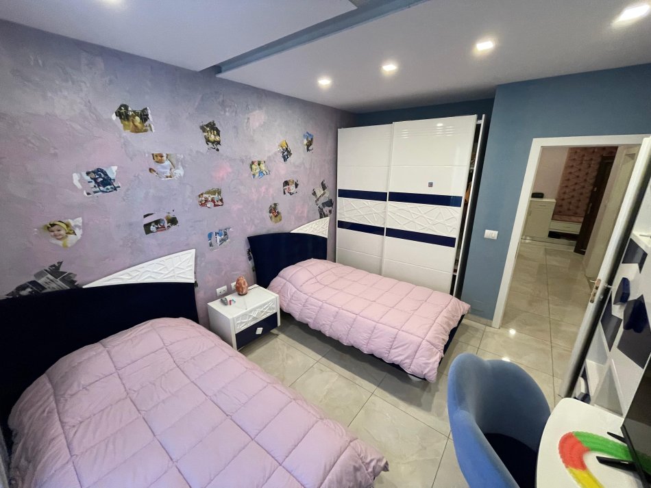 Tirane, shes apartament 2+1+Ballkon Kati 3, 115 m² 220.000 € (Liqeni i Thate)