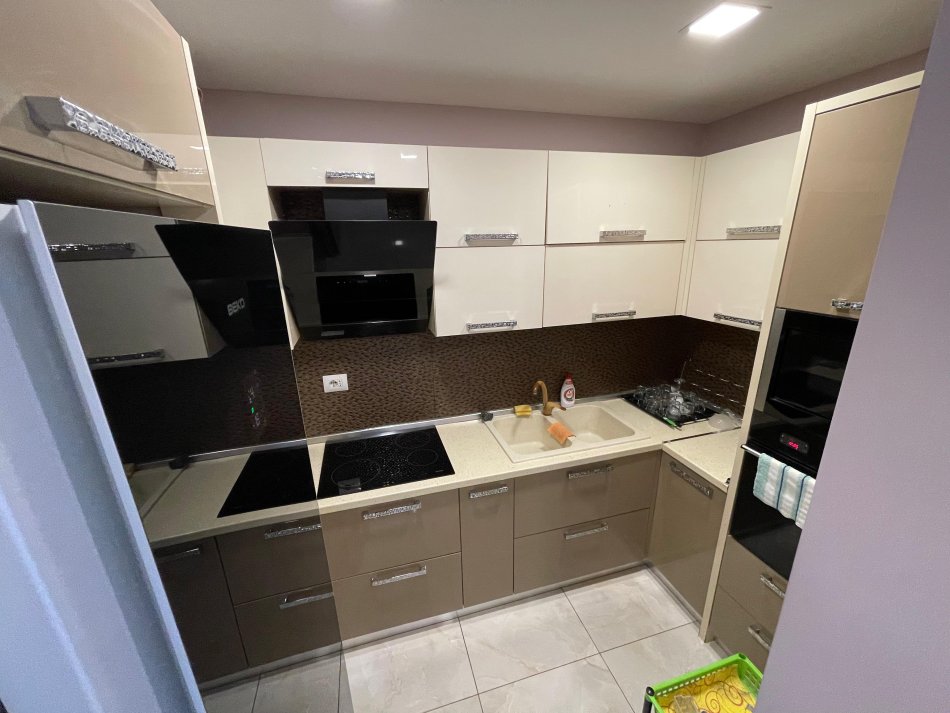 Tirane, shes apartament 2+1+Ballkon Kati 3, 115 m² 220.000 € (Liqeni i Thate)