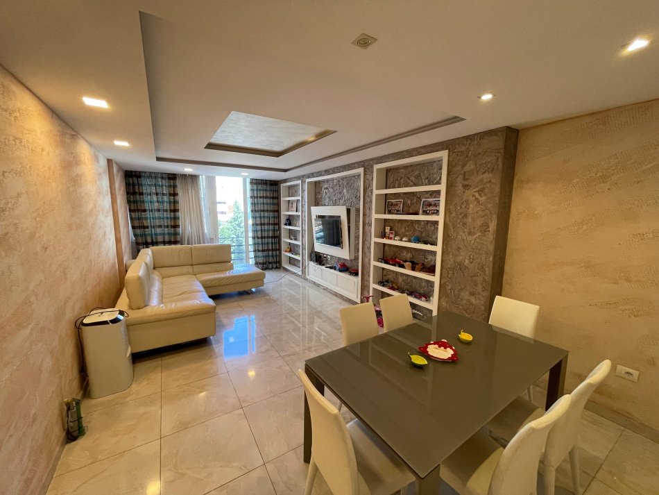 Tirane, shes apartament 2+1+Ballkon Kati 3, 115 m² 220.000 € (Liqeni i Thate)