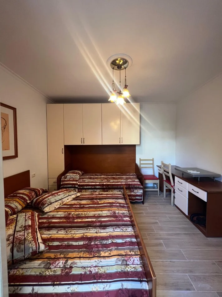 Durres, jepet me qera apartament 1+1+Ballkon Kati 2, 55 m² 400 € (Shkembi Kavajes)