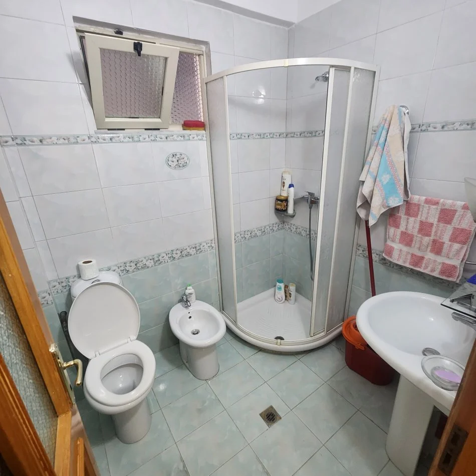 Durres, jepet me qera apartament 3+2+Ballkon Kati 4, 165 m² 600 € (Vollga, Durres)