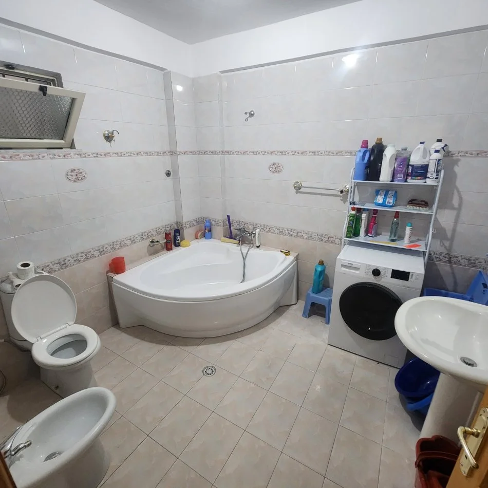 Durres, jepet me qera apartament 3+2+Ballkon Kati 4, 165 m² 600 € (Vollga, Durres)