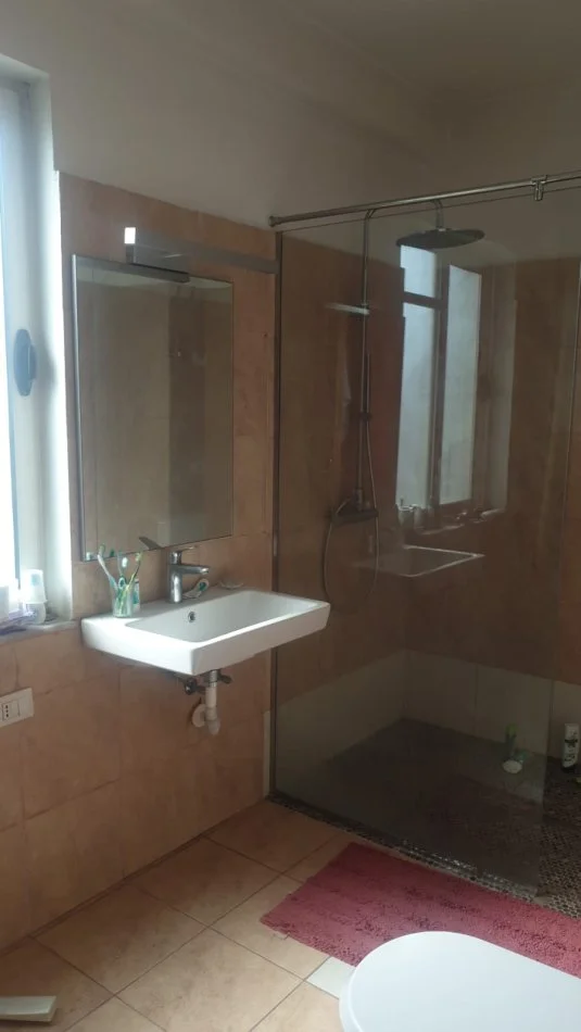Tirane, Apartament me qira 1+1 Kati 5, 130 m² 600 € ( Yzberisht)