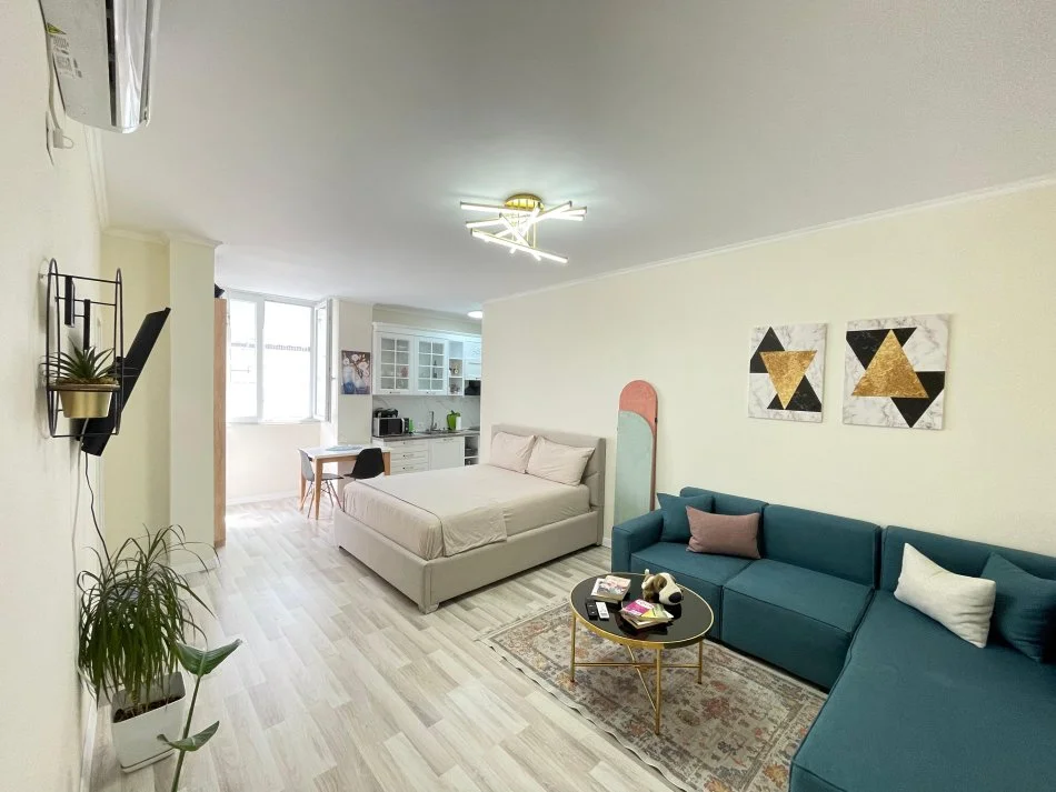 Tirane, jap me qera garsonier 1+1 Kati 3, 40 m² 500 € (Kafe Flora)