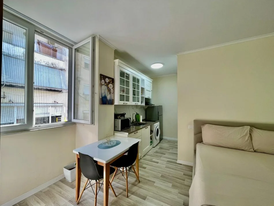 Tirane, jap me qera garsonier 1+1 Kati 3, 40 m² 500 € (Kafe Flora)