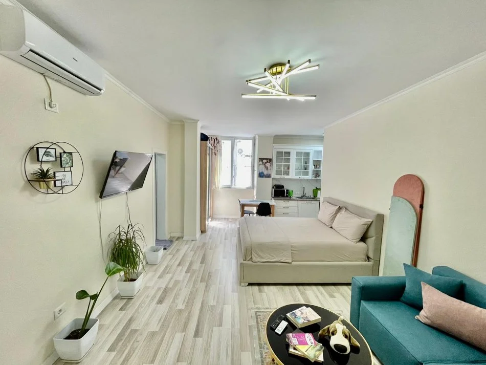 Tirane, jap me qera garsonier 1+1 Kati 3, 40 m² 500 € (Kafe Flora)