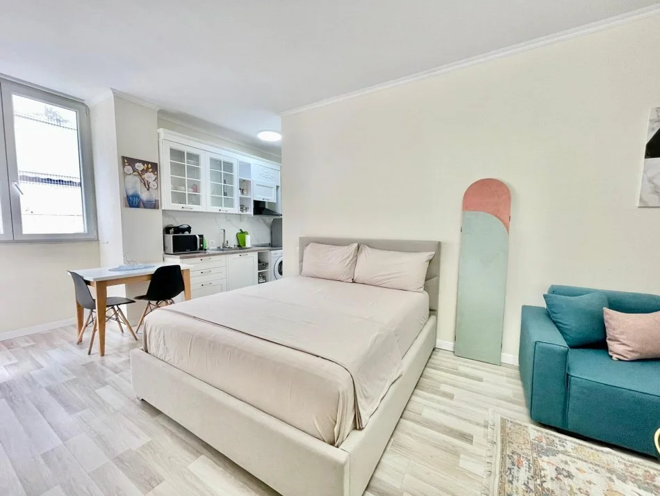 Tirane, jap me qera garsonier 1+1 Kati 3, 40 m² 500 € (Kafe Flora)