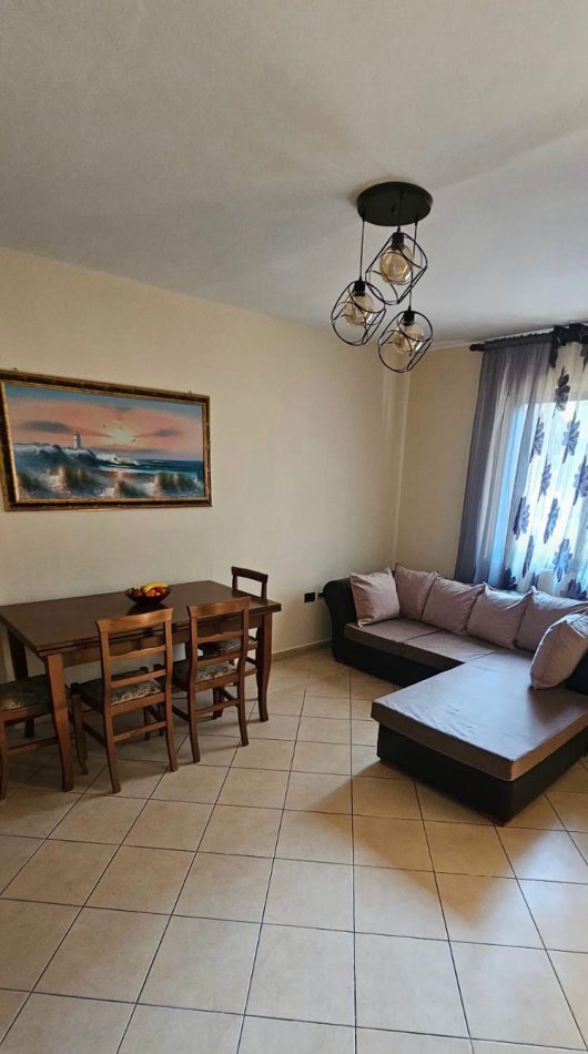 Tirane, jepet me qera apartament 2+1 Kati 1, 77 m² 400 € (Rruga Xhanfize Keko)