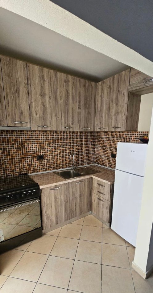 Tirane, jepet me qera apartament 2+1 Kati 1, 77 m² 400 € (Rruga Xhanfize Keko)
