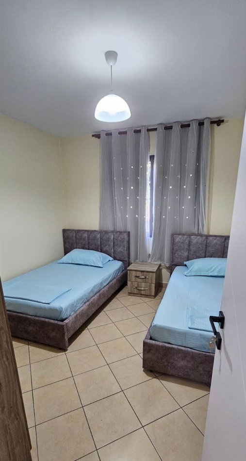 Tirane, jepet me qera apartament 2+1 Kati 1, 77 m² 400 € (Rruga Xhanfize Keko)