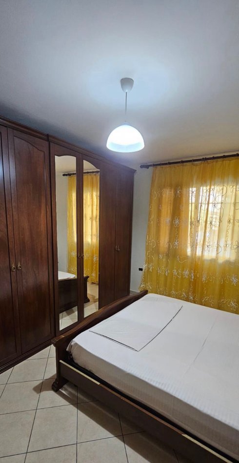 Tirane, jepet me qera apartament 2+1 Kati 1, 77 m² 400 € (Rruga Xhanfize Keko)