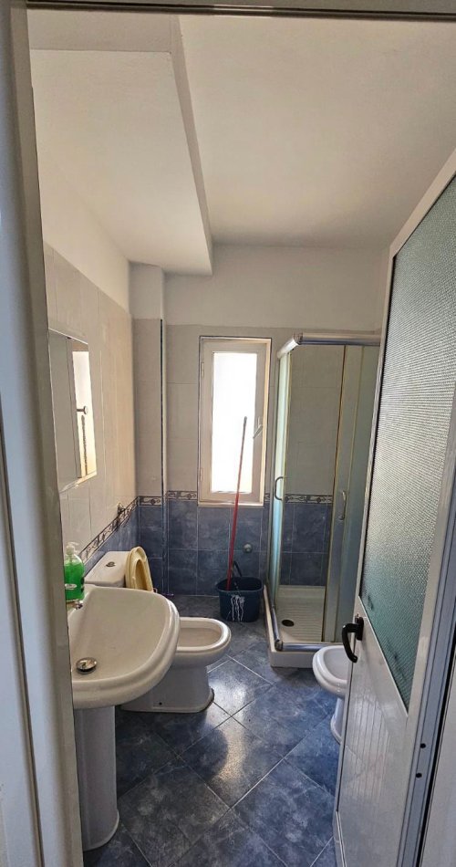 Tirane, jepet me qera apartament 2+1 Kati 1, 77 m² 400 € (Rruga Xhanfize Keko)
