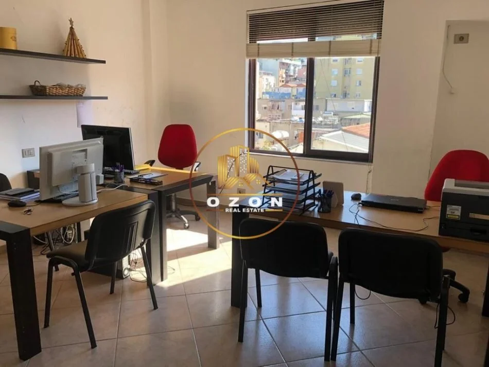 Zyrë me Qira tek Sheshi Wilson , Buzë Rruge !