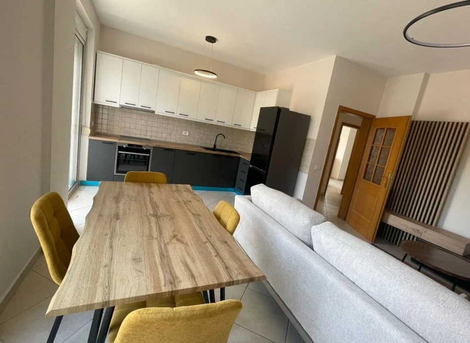 Tirane, jepet me qera apartament 2+1+Ballkon Kati 3, 106 m² 900 € (Rr Kavajes)