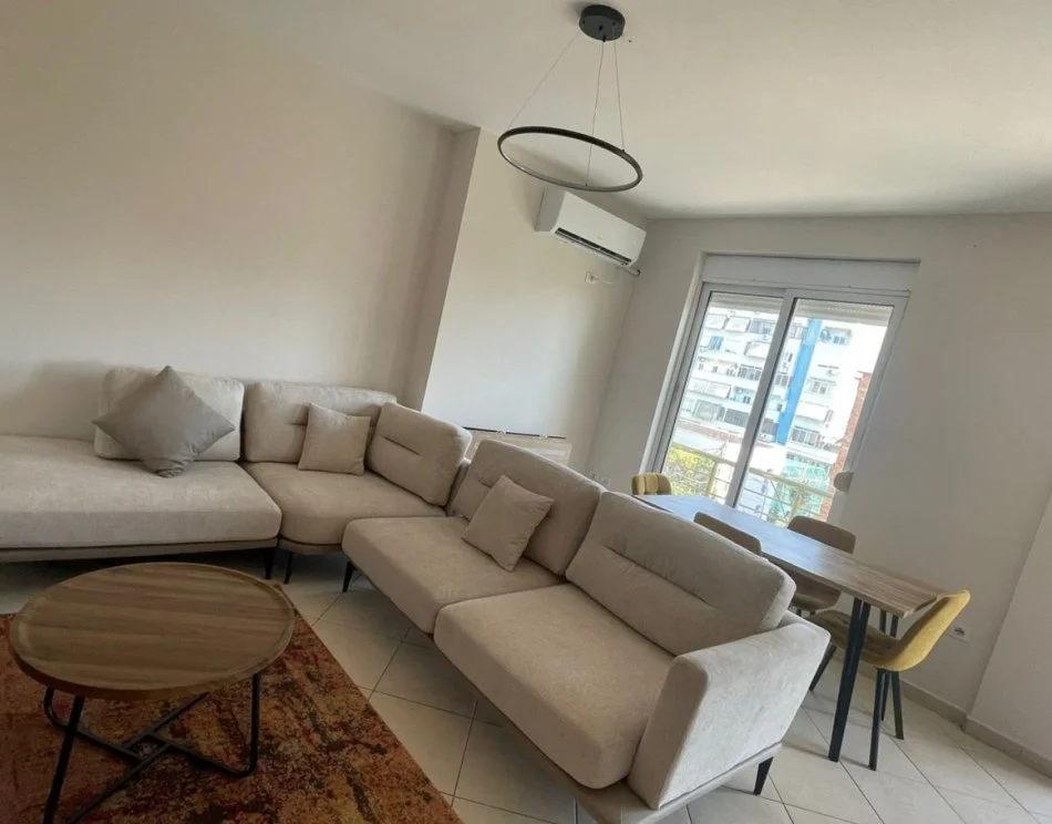 Tirane, jepet me qera apartament 2+1+Ballkon Kati 3, 106 m² 900 € (Rr Kavajes)