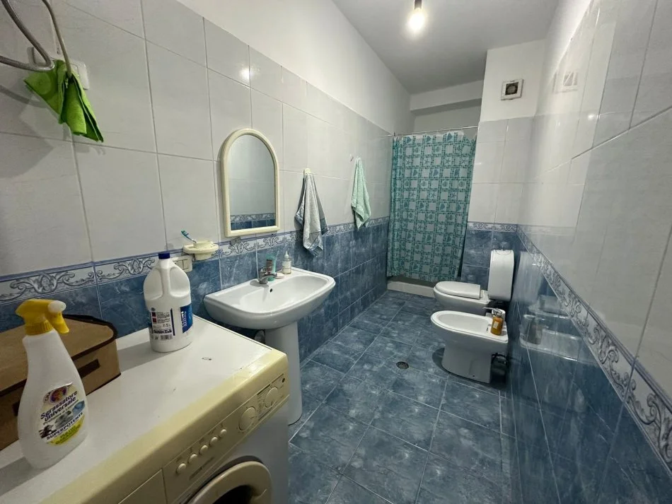 Tirane, jepet me qera apartament 1+1 Kati 4, 75 m² 400 € (rruga loni ligori)