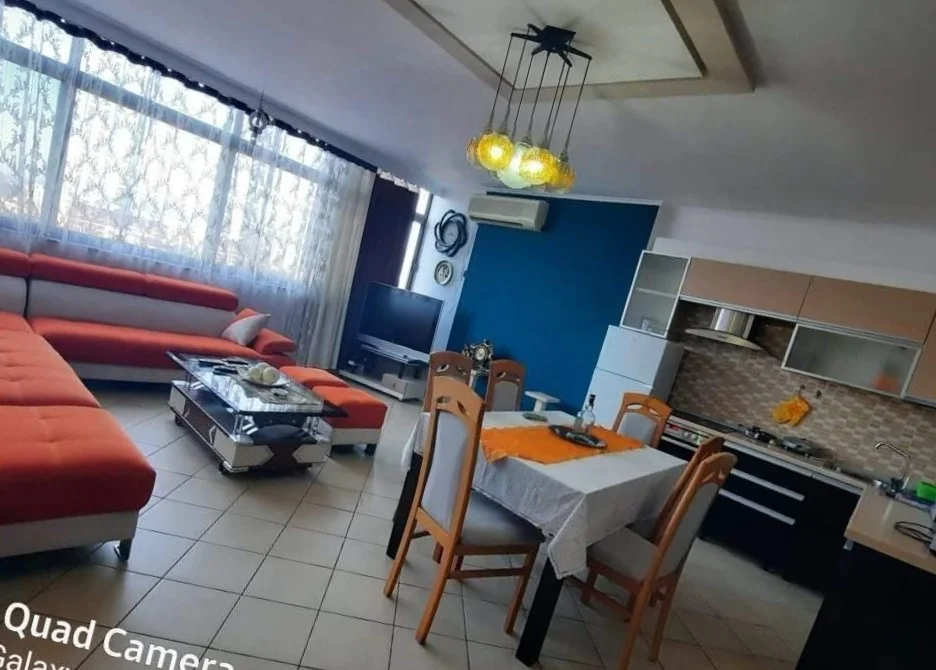 Tirane, jepet me qera apartament 3+1+Ballkon Kati 7, 118 m² 900 € (Rr Kavajes)