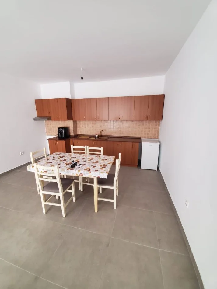 Tirane, jepet me qera apartament 3+1 Kati 3, 130 m² 500 € (rruga 3 Deshmoret)