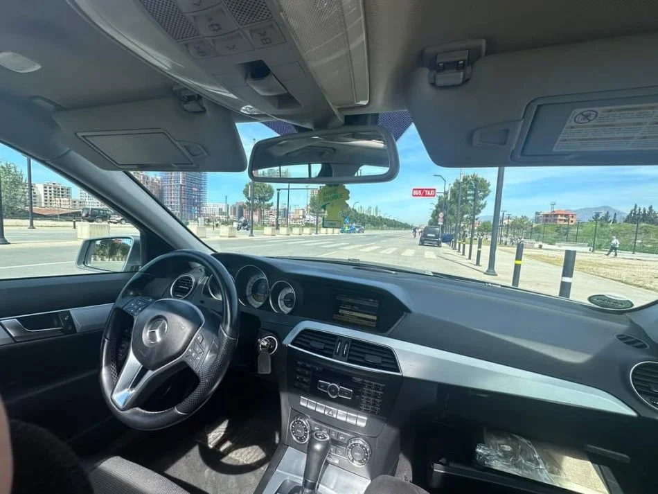 Tirane, shitet makine Mercedes Benz C220 204 Nafte, gri e erret tiptronik Klima 260 km 10 €