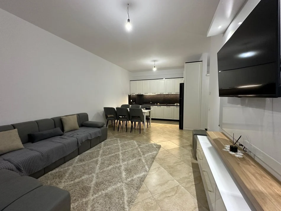 Tirane, jepet me qera apartament 2+1 Kati 4, 105 m² 600 € (UNAZA E RE)