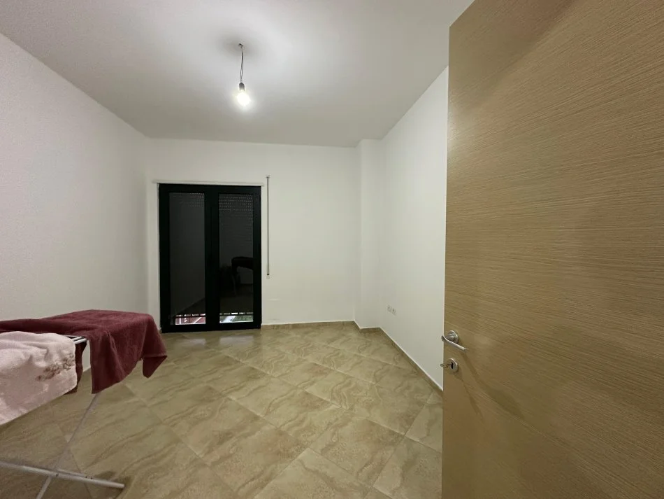 Tirane, jepet me qera apartament 2+1 Kati 4, 105 m² 600 € (UNAZA E RE)