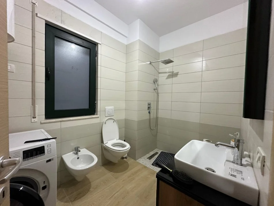 Tirane, jepet me qera apartament 2+1 Kati 4, 105 m² 600 € (UNAZA E RE)