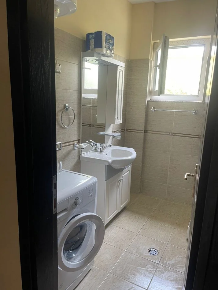 Tirane, jepet me qera apartament 2+1+Ballkon Kati 4, 85 m² 500 € (Rruga e Elbasanit)