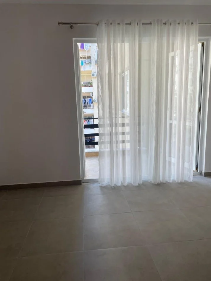 Tirane, jepet me qera apartament 3+1+Ballkon Kati 3, 130 m² 400 € (Rruga 3 Deshmoret)