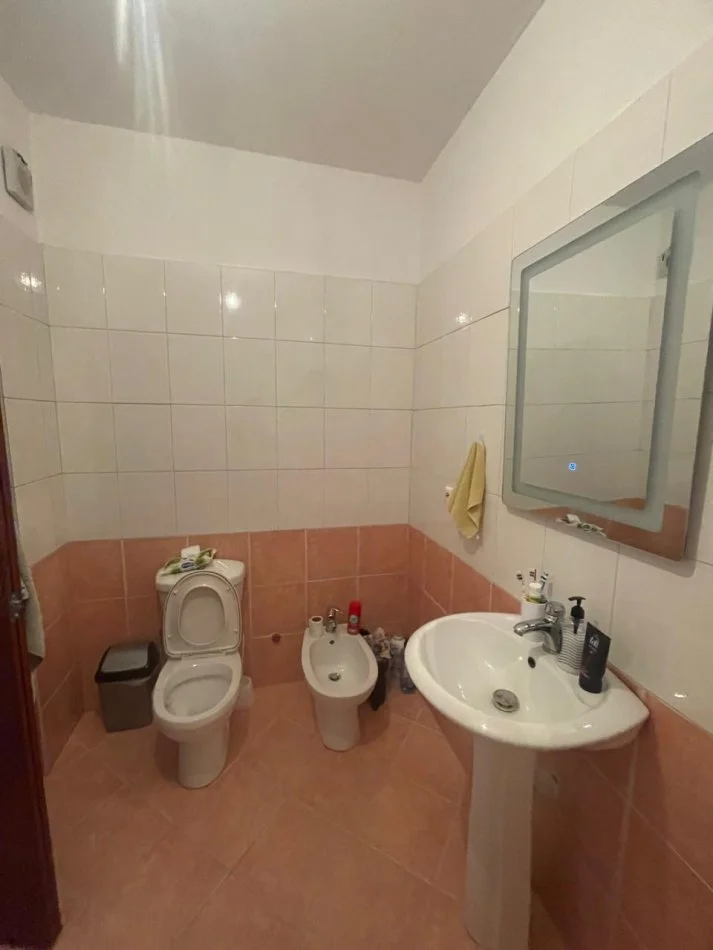 Tirane, jepet me qera apartament 3+1+Ballkon Kati 3, 130 m² 400 € (Rruga 3 Deshmoret)